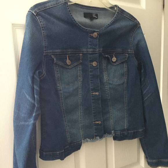 Jean jacket- 1822 size large. Short/falls above waist. - Picture 1 of 4